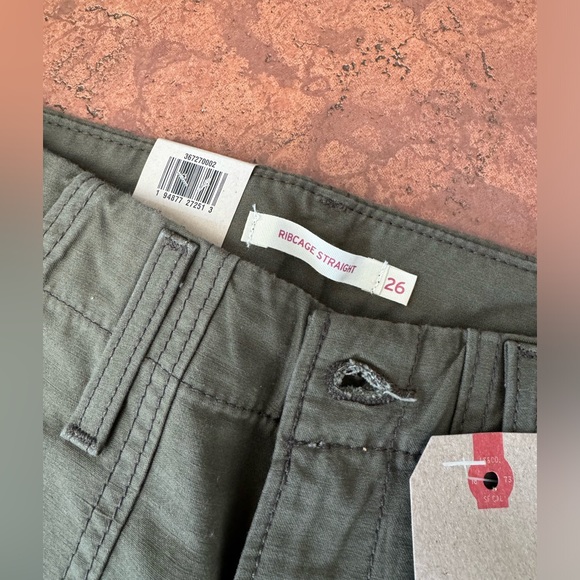 Levi’s NWT ribcage straight 26x29 green pants - Picture 4 of 5